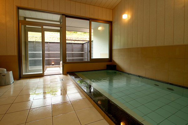 源泉かけ流しの天然温泉